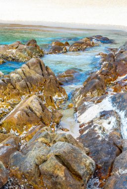 Rocky Kalim Sahili tropikal sahil kıyısı turkuvaz mavisi berrak su dalgaları kum kayaları ve kayalar Patong Sahili Kathu Bölgesi Phuket Adası Güney Tayland Bölgesi.