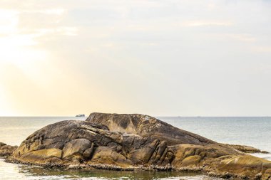 Rocky Kalim Sahili tropikal sahil kıyısı turkuvaz mavisi berrak su dalgaları kum kayaları ve kayalar Patong Sahili Kathu Bölgesi Phuket Adası Güney Tayland Bölgesi.
