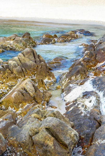 Rocky Kalim Sahili tropikal sahil kıyısı turkuvaz mavisi berrak su dalgaları kum kayaları ve kayalar Patong Sahili Kathu Bölgesi Phuket Adası Güney Tayland Bölgesi.