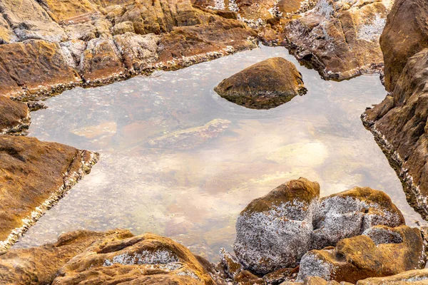 Rocky Kalim Sahili tropikal sahil kıyısı turkuvaz mavisi berrak su dalgaları kum kayaları ve kayalar Patong Sahili Kathu Bölgesi Phuket Adası Güney Tayland Bölgesi.