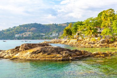 Kathu Bölgesi, Phuket Adası, Tayland 11. Şubat 2026 Rocky Kalim Plajı tropikal manzara manzarası mavi gökyüzü turkuvaz su dalgaları palmiye ağaçları Patong Sahili Phuket Tayland.