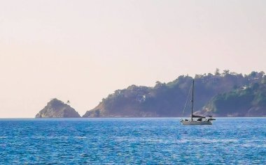 Güneydoğu Asya 'da Patong Plajı' ndaki Kathu Bölgesi Phuket Adası Güney Tayland 'daki sahil sahili deniz manzarasında yelkenli tekneleri ve yatlar..