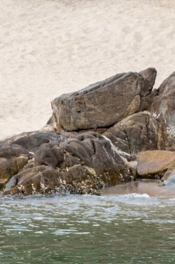 Rocky Kalim Sahili tropikal kıyı sahili turkuvaz mavisi berrak su dalgaları kum kayaları ve kayalar Patong Sahili Kathu Phuket Adası Güney Tayland.