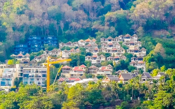 Güneydoğu Asya 'da Güney Tayland' da Patong Sahili Kathu Bölgesi Phuket Adası Güney Tayland 'da tropikal manzara, şehir ve plaj manzarası..