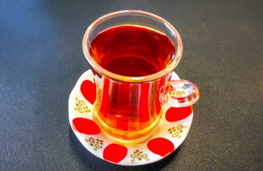 Güneydoğu Asya 'da Patong Sahili' nde Kathu Bölgesi Phuket Adası 'ndaki bir restoranda bir bardakta Türk siyah çay çayı çayı..