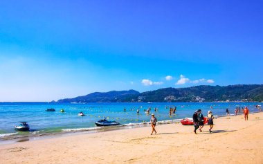 Kathu Bölgesi Phuket Adası, Tayland 31. Ocak 2026 Patong Sahil Koyu 'nda turistler su dalgaları güneş şemsiyeleri tropik bitkiler ve Phuket Tayland' da palmiye ağaçları.