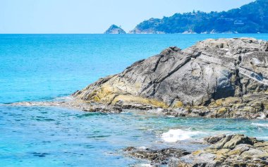 Rocky Kalim Sahili tropikal kıyı sahili turkuvaz mavisi berrak su dalgaları kum kayaları ve kayalar Patong Sahili Kathu Phuket Adası Güney Tayland.