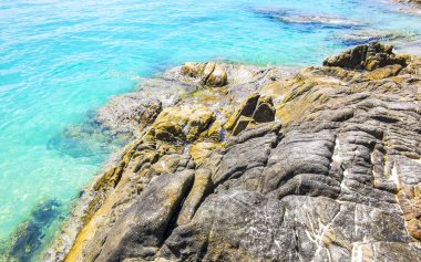 Kalim Sahili kayalık tropikal sahil kıyısı turkuvaz mavisi berrak su dalgaları kum kayaları ve kayalar Patong Sahili Kathu Bölgesi Phuket Adası Güney Tayland Bölgesi.