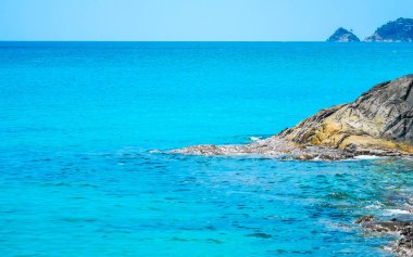 Rocky Kalim Sahili tropikal kıyı sahili turkuvaz mavisi berrak su dalgaları kum kayaları ve kayalar Patong Sahili Kathu Phuket Adası Güney Tayland.