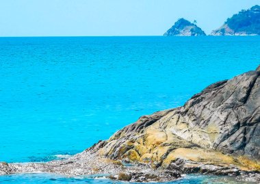Rocky Kalim Sahili tropikal kıyı sahili turkuvaz mavisi berrak su dalgaları kum kayaları ve kayalar Patong Sahili Kathu Phuket Adası Güney Tayland.