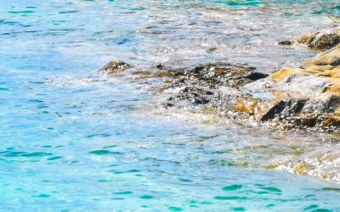 Kalim Sahili kayalık tropikal sahil kıyısı turkuvaz mavisi berrak su dalgaları kum kayaları ve kayalar Patong Sahili Kathu Bölgesi Phuket Adası Güney Tayland Bölgesi.