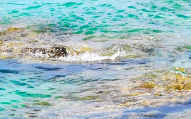 Kalim Sahili kayalık tropikal sahil kıyısı turkuvaz mavisi berrak su dalgaları kum kayaları ve kayalar Patong Sahili Kathu Bölgesi Phuket Adası Güney Tayland Bölgesi.