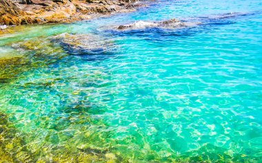 Kalim Sahili kayalık tropikal sahil kıyısı turkuvaz mavisi berrak su dalgaları kum kayaları ve kayalar Patong Sahili Kathu Bölgesi Phuket Adası Güney Tayland Bölgesi.