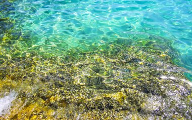 Kalim Sahili kayalık tropikal sahil kıyısı turkuvaz mavisi berrak su dalgaları kum kayaları ve kayalar Patong Sahili Kathu Bölgesi Phuket Adası Güney Tayland Bölgesi.