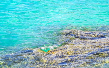 Kalim Sahili kayalık tropikal sahil kıyısı turkuvaz mavisi berrak su dalgaları kum kayaları ve kayalar Patong Sahili Kathu Bölgesi Phuket Adası Güney Tayland Bölgesi.