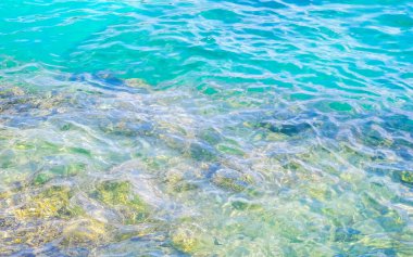 Kalim Sahili kayalık tropikal sahil kıyısı turkuvaz mavisi berrak su dalgaları kum kayaları ve kayalar Patong Sahili Kathu Bölgesi Phuket Adası Güney Tayland Bölgesi.