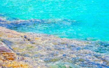 Kalim Sahili kayalık tropikal sahil kıyısı turkuvaz mavisi berrak su dalgaları kum kayaları ve kayalar Patong Sahili Kathu Bölgesi Phuket Adası Güney Tayland Bölgesi.