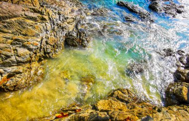 Kalim Sahili kayalık tropikal sahil kıyısı turkuvaz mavisi berrak su dalgaları kum kayaları ve kayalar Patong Sahili Kathu Bölgesi Phuket Adası Güney Tayland Bölgesi.