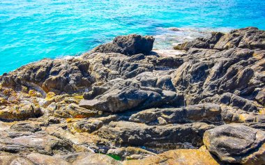 Kalim Sahili kayalık tropikal sahil kıyısı turkuvaz mavisi berrak su dalgaları kum kayaları ve kayalar Patong Sahili Kathu Bölgesi Phuket Adası Güney Tayland Bölgesi.
