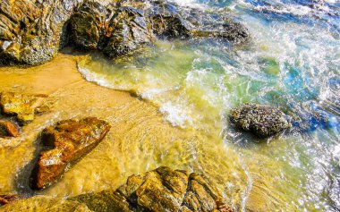 Kalim Sahili kayalık tropikal sahil kıyısı turkuvaz mavisi berrak su dalgaları kum kayaları ve kayalar Patong Sahili Kathu Bölgesi Phuket Adası Güney Tayland Bölgesi.
