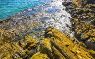 Kalim Sahili kayalık tropikal sahil kıyısı turkuvaz mavisi berrak su dalgaları kum kayaları ve kayalar Patong Sahili Kathu Bölgesi Phuket Adası Güney Tayland Bölgesi.