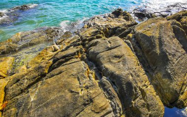 Kalim Sahili kayalık tropikal sahil kıyısı turkuvaz mavisi berrak su dalgaları kum kayaları ve kayalar Patong Sahili Kathu Bölgesi Phuket Adası Güney Tayland Bölgesi.