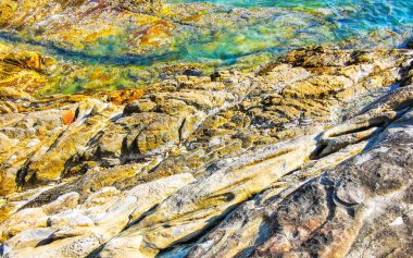 Kalim Sahili kayalık tropikal sahil kıyısı turkuvaz mavisi berrak su dalgaları kum kayaları ve kayalar Patong Sahili Kathu Bölgesi Phuket Adası Güney Tayland Bölgesi.