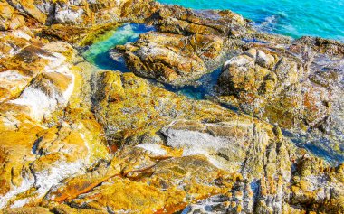 Kalim Sahili kayalık tropikal sahil kıyısı turkuvaz mavisi berrak su dalgaları kum kayaları ve kayalar Patong Sahili Kathu Bölgesi Phuket Adası Güney Tayland Bölgesi.