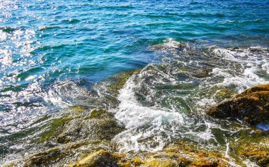 Kalim Sahili kayalık tropikal sahil kıyısı turkuvaz mavisi berrak su dalgaları kum kayaları ve kayalar Patong Sahili Kathu Bölgesi Phuket Adası Güney Tayland Bölgesi.