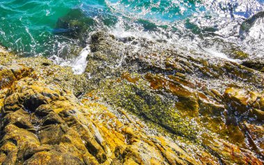 Kalim Sahili kayalık tropikal sahil kıyısı turkuvaz mavisi berrak su dalgaları kum kayaları ve kayalar Patong Sahili Kathu Bölgesi Phuket Adası Güney Tayland Bölgesi.