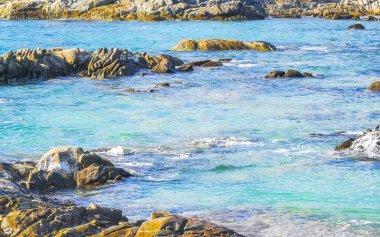 Kalim Sahili kayalık tropikal sahil kıyısı turkuvaz mavisi berrak su dalgaları kum kayaları ve kayalar Patong Sahili Kathu Bölgesi Phuket Adası Güney Tayland Bölgesi.