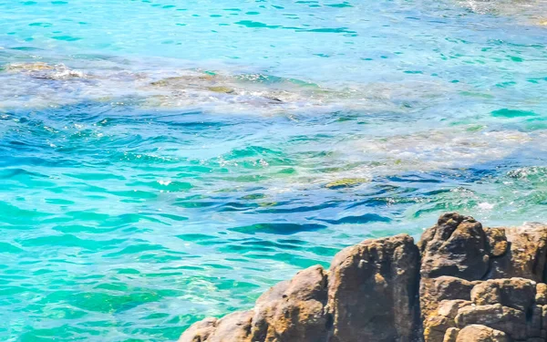 Kalim Sahili kayalık tropikal sahil kıyısı turkuvaz mavisi berrak su dalgaları kum kayaları ve kayalar Patong Sahili Kathu Bölgesi Phuket Adası Güney Tayland Bölgesi.