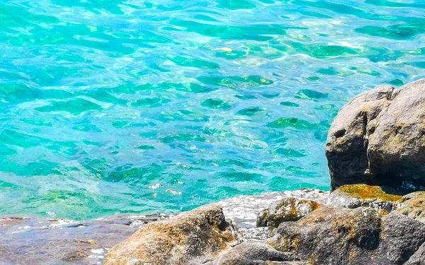 Kalim Sahili kayalık tropikal sahil kıyısı turkuvaz mavisi berrak su dalgaları kum kayaları ve kayalar Patong Sahili Kathu Bölgesi Phuket Adası Güney Tayland Bölgesi.