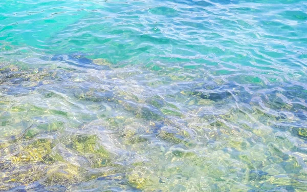 Kalim Sahili kayalık tropikal sahil kıyısı turkuvaz mavisi berrak su dalgaları kum kayaları ve kayalar Patong Sahili Kathu Bölgesi Phuket Adası Güney Tayland Bölgesi.