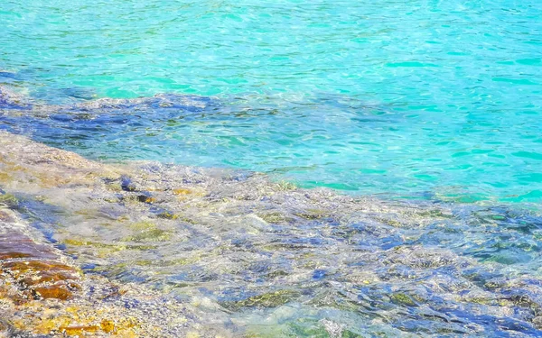 Kalim Sahili kayalık tropikal sahil kıyısı turkuvaz mavisi berrak su dalgaları kum kayaları ve kayalar Patong Sahili Kathu Bölgesi Phuket Adası Güney Tayland Bölgesi.