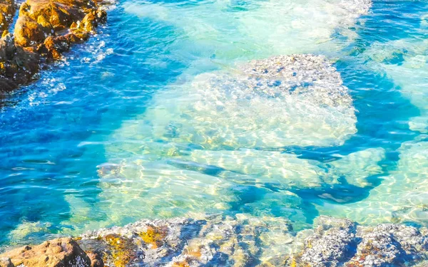 Kalim Sahili kayalık tropikal sahil kıyısı turkuvaz mavisi berrak su dalgaları kum kayaları ve kayalar Patong Sahili Kathu Bölgesi Phuket Adası Güney Tayland Bölgesi.