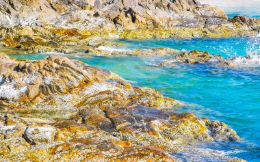 Kalim Sahili kayalık tropikal sahil kıyısı turkuvaz mavisi berrak su dalgaları kum kayaları ve kayalar Patong Sahili Kathu Bölgesi Phuket Adası Güney Tayland Bölgesi.