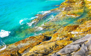 Kalim Sahili kayalık tropikal sahil kıyısı turkuvaz mavisi berrak su dalgaları kum kayaları ve kayalar Patong Sahili Kathu Bölgesi Phuket Adası Güney Tayland Bölgesi.