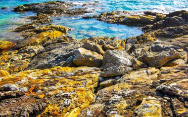 Kalim Sahili kayalık tropikal sahil kıyısı turkuvaz mavisi berrak su dalgaları kum kayaları ve kayalar Patong Sahili Kathu Bölgesi Phuket Adası Güney Tayland Bölgesi.
