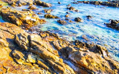 Kalim Sahili kayalık tropikal sahil kıyısı turkuvaz mavisi berrak su dalgaları kum kayaları ve kayalar Patong Sahili Kathu Bölgesi Phuket Adası Güney Tayland Bölgesi.