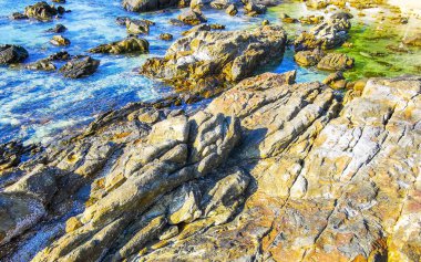 Kalim Sahili kayalık tropikal sahil kıyısı turkuvaz mavisi berrak su dalgaları kum kayaları ve kayalar Patong Sahili Kathu Bölgesi Phuket Adası Güney Tayland Bölgesi.