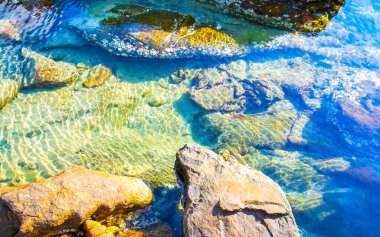 Kalim Sahili kayalık tropikal sahil kıyısı turkuvaz mavisi berrak su dalgaları kum kayaları ve kayalar Patong Sahili Kathu Bölgesi Phuket Adası Güney Tayland Bölgesi.