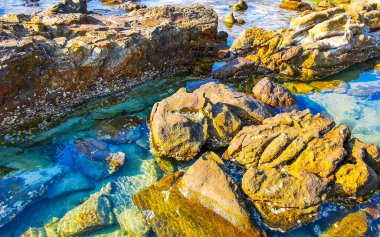 Kalim Sahili kayalık tropikal sahil kıyısı turkuvaz mavisi berrak su dalgaları kum kayaları ve kayalar Patong Sahili Kathu Bölgesi Phuket Adası Güney Tayland Bölgesi.