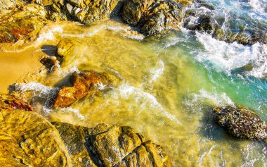 Kalim Sahili kayalık tropikal sahil kıyısı turkuvaz mavisi berrak su dalgaları kum kayaları ve kayalar Patong Sahili Kathu Bölgesi Phuket Adası Güney Tayland Bölgesi.