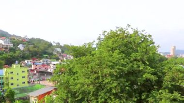 Kathu Bölgesi Phuket Adası, Tayland 21. Ocak 2026 Tamarind ağacı ve tropikal manzara dağları manzarası Patong Sahili 'nde mavi gökyüzü olan şehir ve plaj Kathu Phuket Adası Tayland.