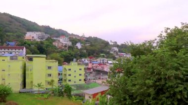 Kathu Bölgesi Phuket Adası, Tayland 21. Ocak 2026 Tamarind ağacı ve tropikal manzara dağları manzarası Patong Sahili 'nde mavi gökyüzü olan şehir ve plaj Kathu Phuket Adası Tayland.