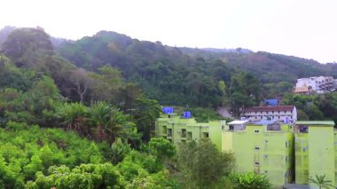 Panoramik manzara ve tropikal manzara dağları şehir manzarası yağmur ormanları ve doğa Patong Sahili 'ndeki evler ve mavi gökyüzü Kathu Phuket Adası Tayland.