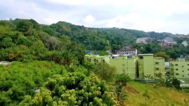 Panoramik manzara ve tropikal manzara dağları şehir manzarası yağmur ormanları ve doğa Patong Sahili 'ndeki evler ve mavi gökyüzü Kathu Phuket Adası Tayland.