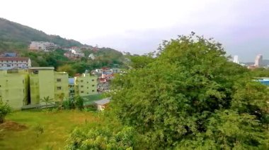 Panoramik manzara ve tropikal manzara dağları şehir manzarası yağmur ormanları ve doğa Patong Sahili 'ndeki evler ve mavi gökyüzü Kathu Phuket Adası Tayland.