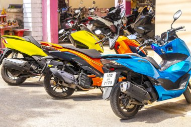 Kathu Bölgesi, Phuket Adası, Tayland 11. Şubat 2026 Motosikletli motosikletli motosikletli motosikletli motosikletli motosikletli scooter Patong Beach Phuket Adası Güney Tayland 'da kiralık..